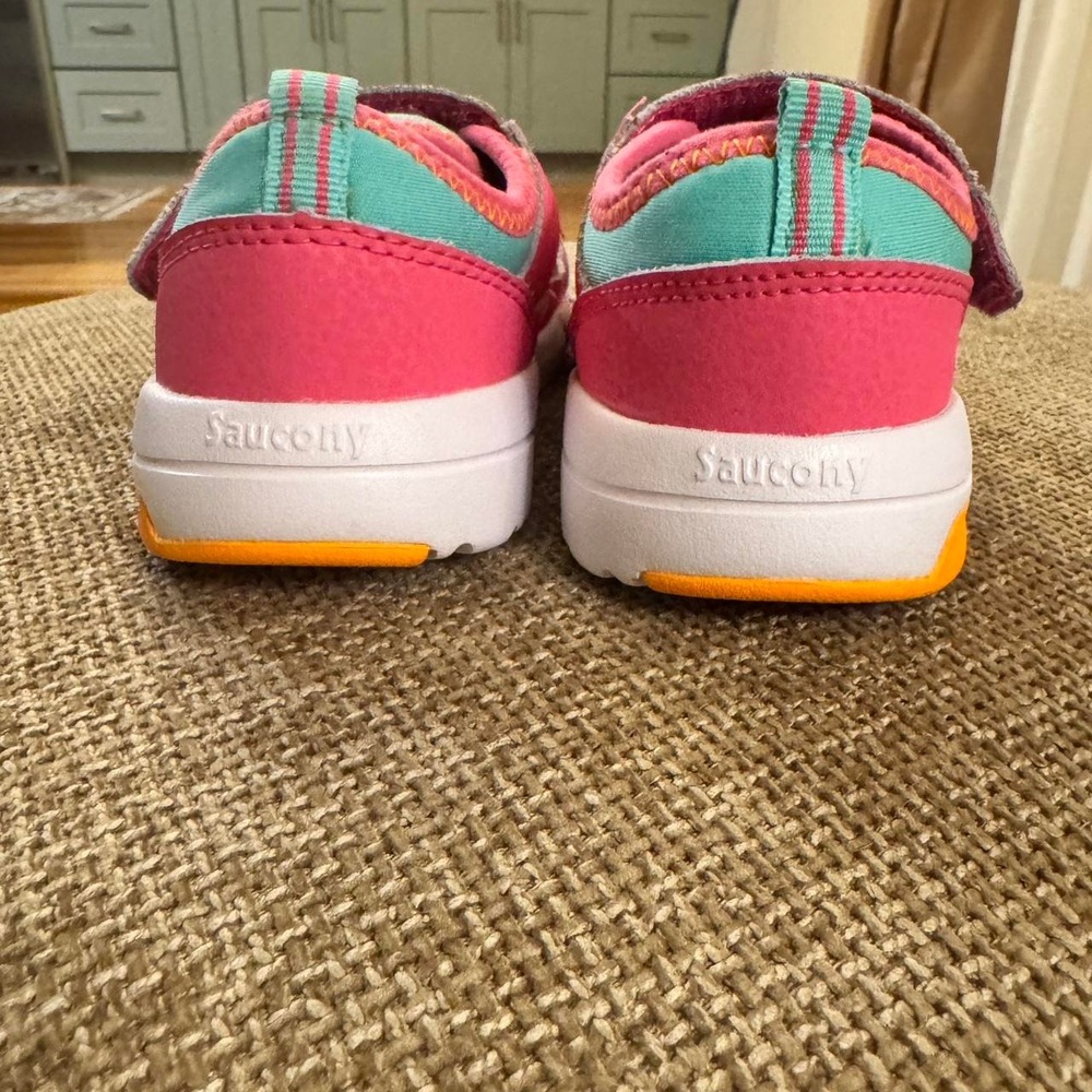 Saucony toddler water shoes 10.5 - Picture 2 of 5
